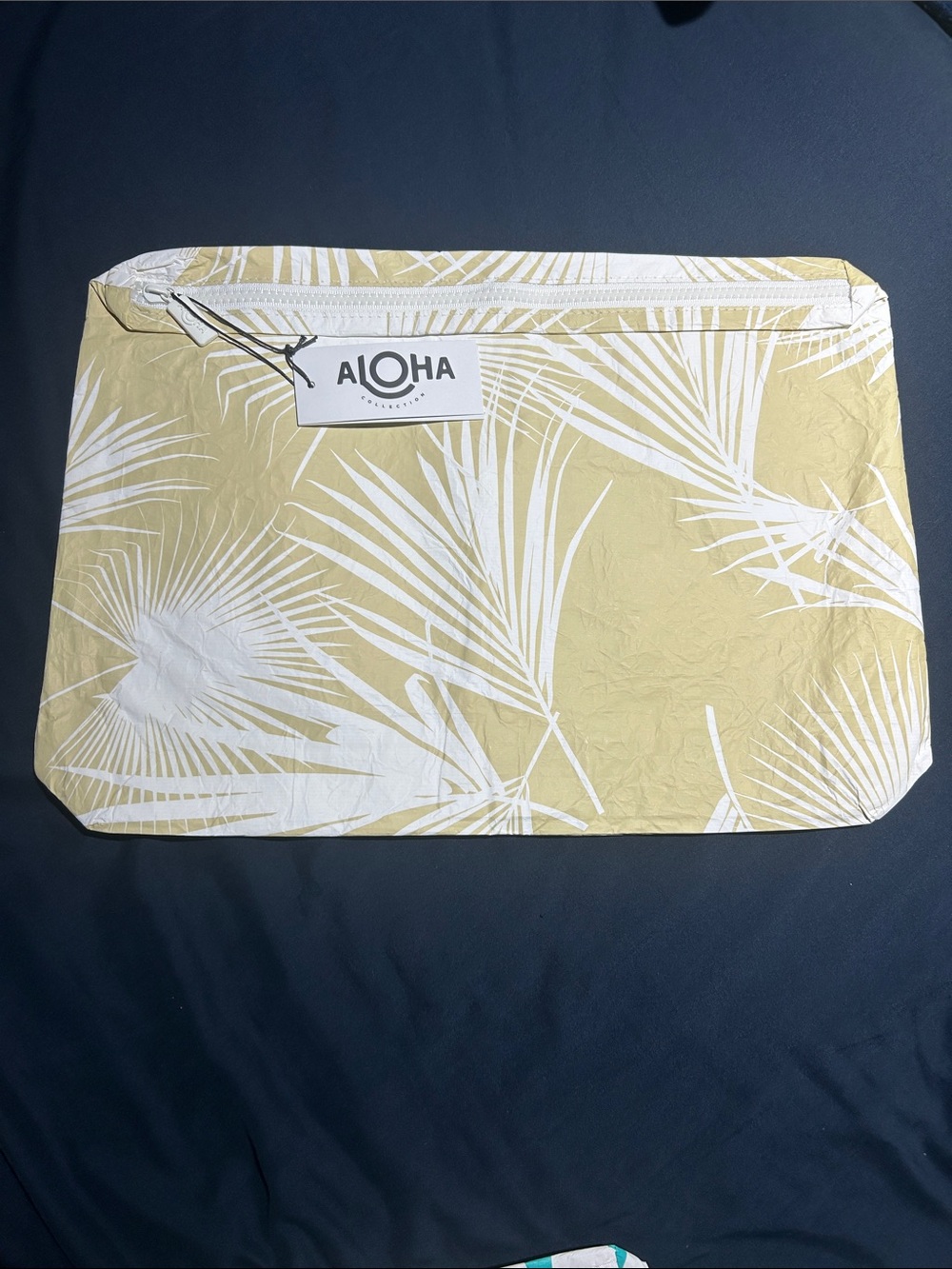 NWT Aloha Collection Tan Palm Max Pouch